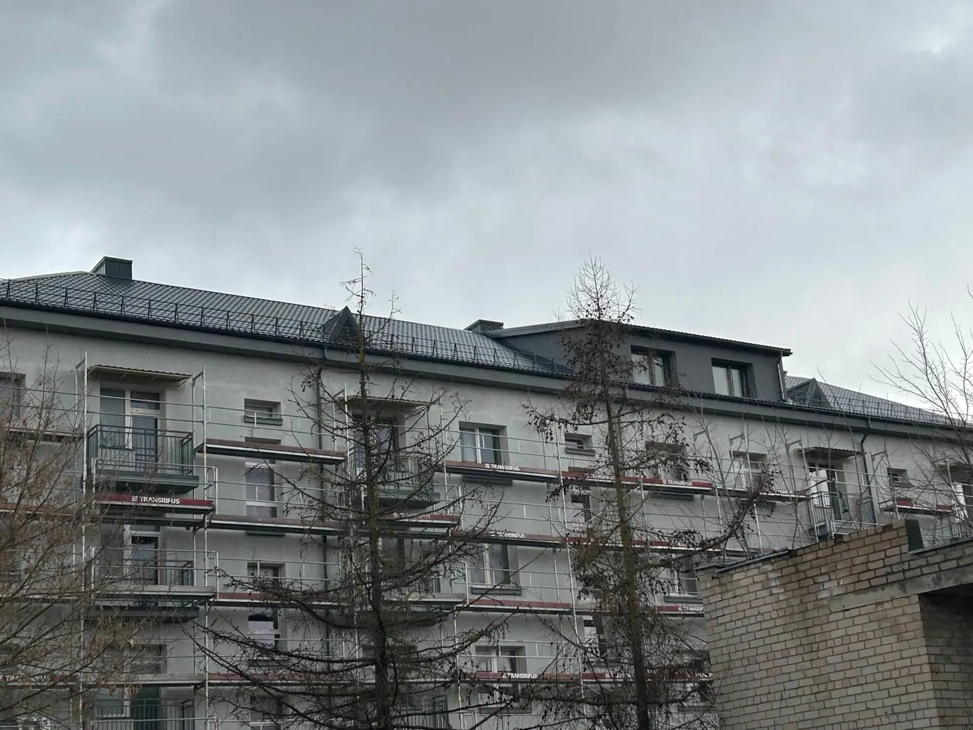 Daugiabučio gyvenamojo namo stogo dengimo darbai